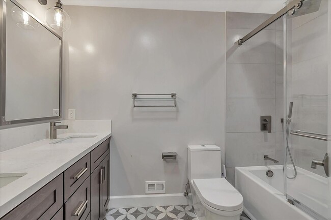 Building Photo - Great Location! Great Schools! Month to Month Only!
