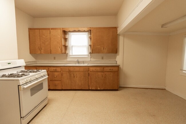 Building Photo - 3 Bed 2 Bath House Columbia College