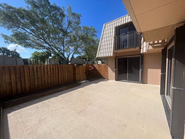 Building Photo - Townhouse 2 Bedroom 2.5 Bath West Palm beach