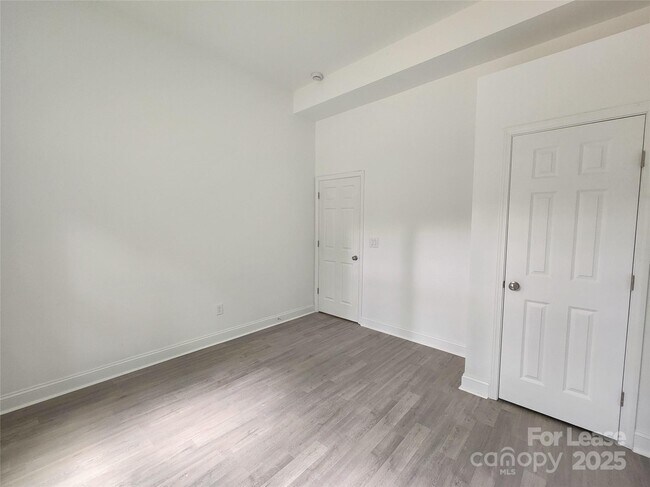 Building Photo - 869 Kathryn Dr SE