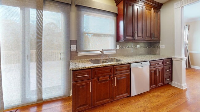 Building Photo - 1327 Larchmont Dr