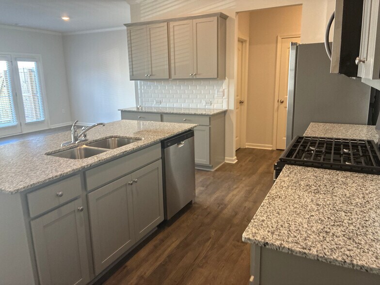 Building Photo - Room in Townhome on Poppy Ct