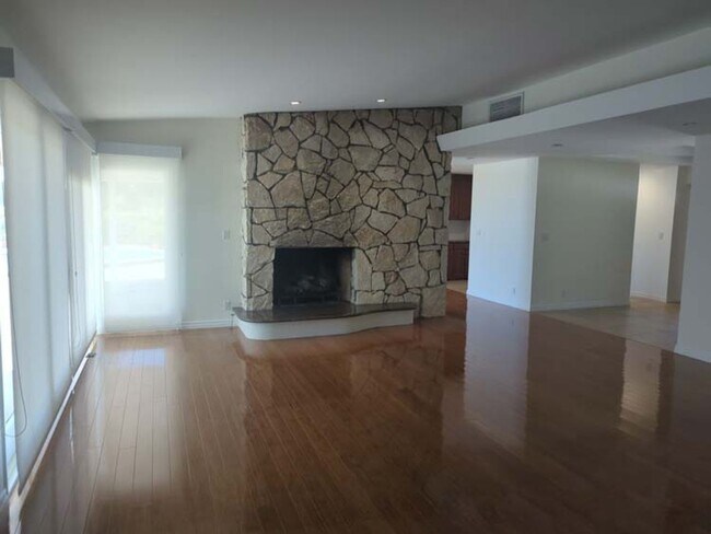Building Photo - Gorgeous 3 bed 2.5 bath home with stunning Ocean Views and lots of natural light, in the highly s...