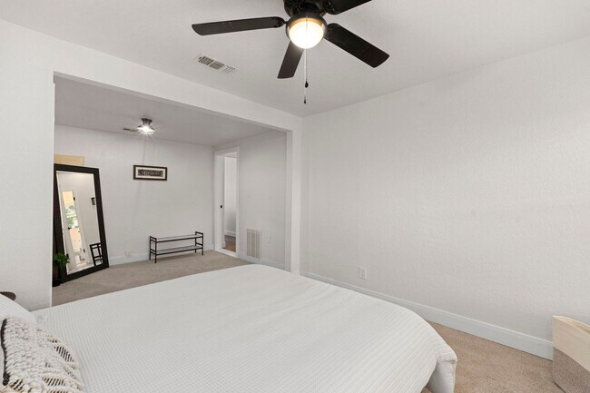 Building Photo - Beautifully Updated 3 bedroom, 2 bath!