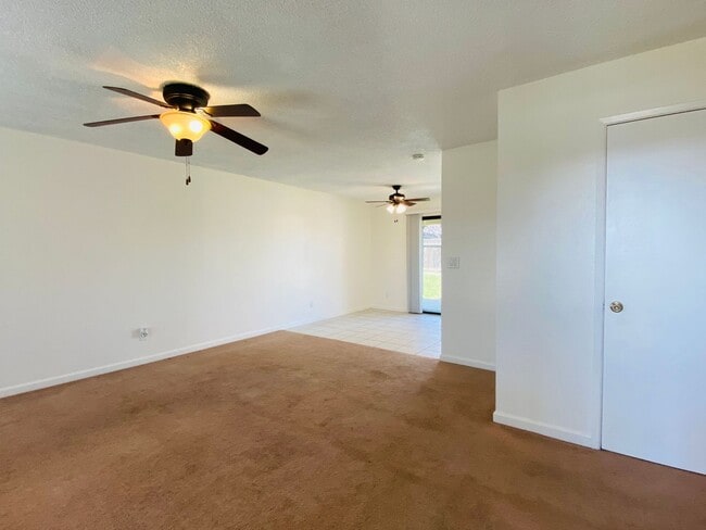 Building Photo - $2,050 Ashlan & Fowler, 3 Bedroom Home - H...