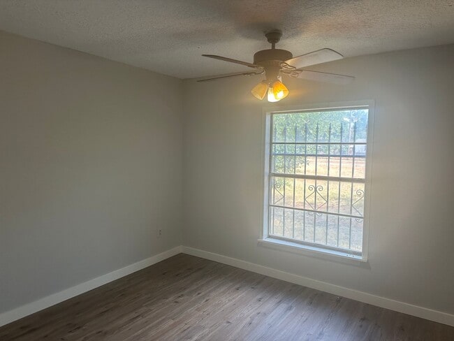 Building Photo - LARGE CORNER LOT!  2 bed 1 bath, could be 3 bedroom