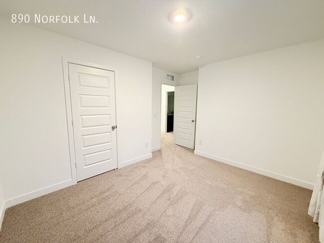 Building Photo - 890 Norfolk Ln