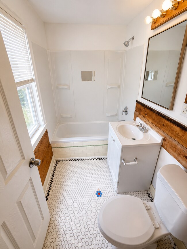 Building Photo - Awesome 3 bedroom Eastpointe Stunner