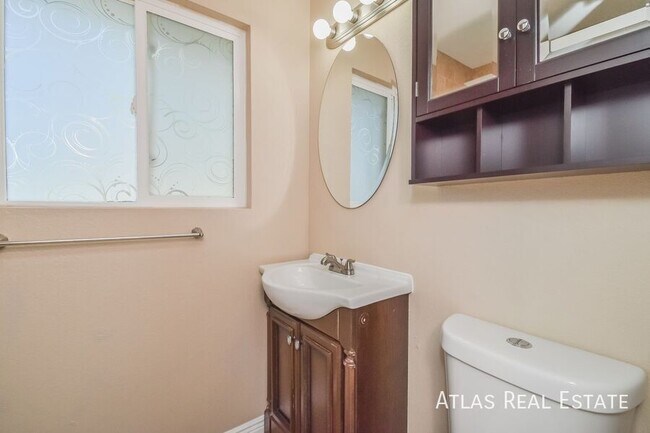 Building Photo - 524 Rowe Ln