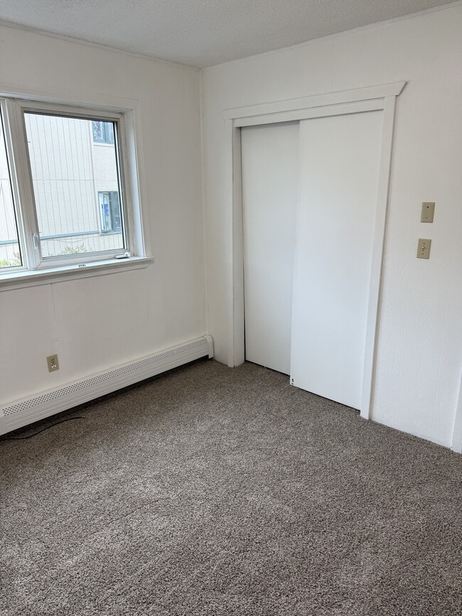 Building Photo - 100 B St