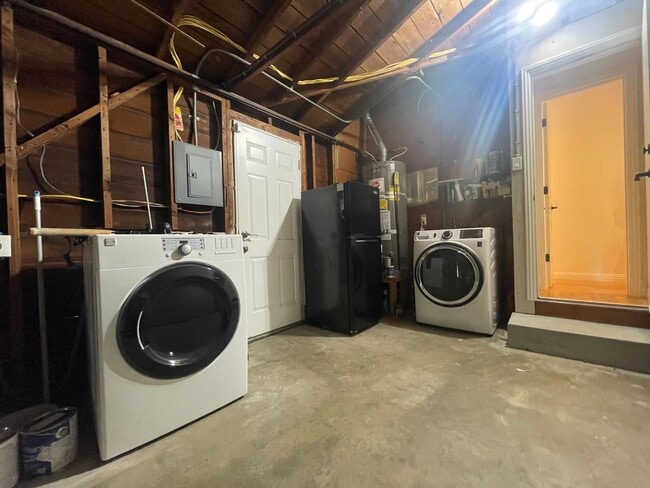 Building Photo - MENLO PARK - Well Maintained Home In Desir...