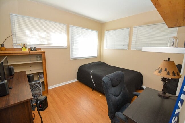 Building Photo - Bright & beautiful home at the end of a quiet cul de sac