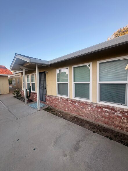 Building Photo - 530 E Hawkeye Ave