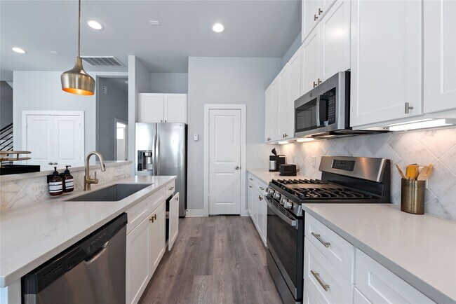 Building Photo - 3365 Daphne St