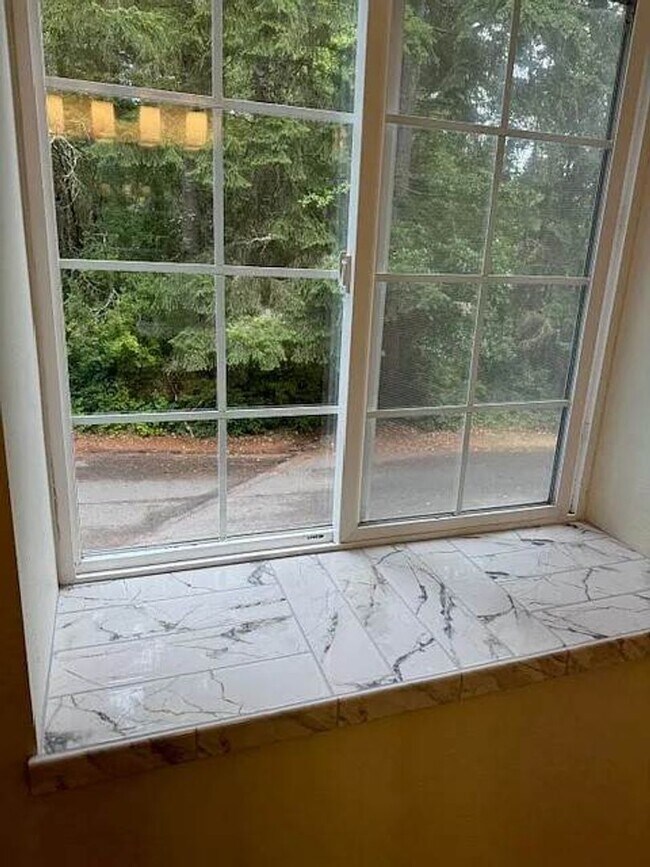 Building Photo - Spacious 2 Bedroom Duplex with Cozy Features