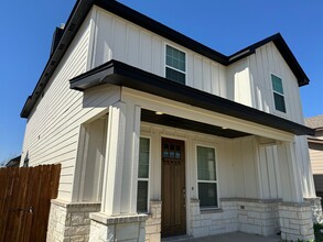 Building Photo - 4/2.5/2 - Beautiful 2 story/ PRIVATE PARKING!! GODLEY ISD