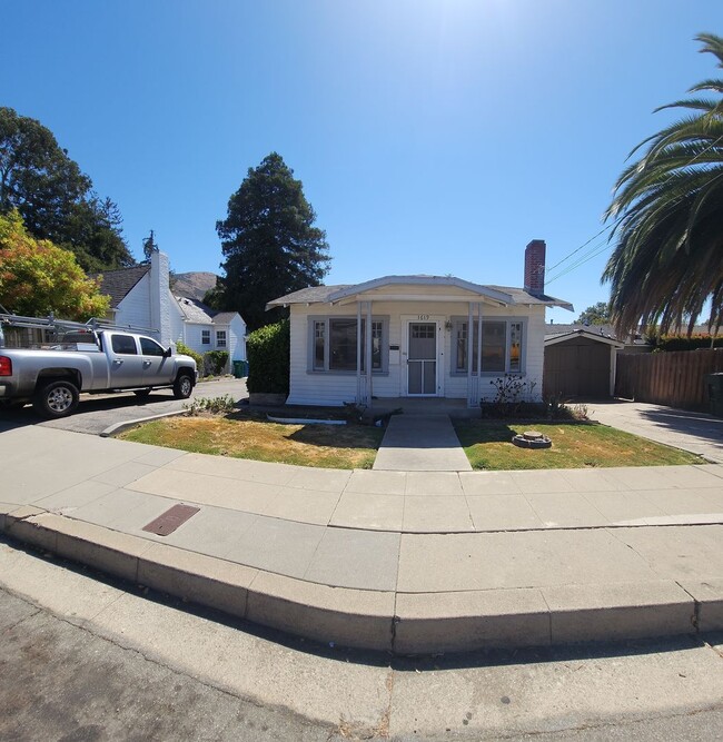 Building Photo - Cute standalone Bungalow in SLO!