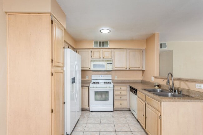 Building Photo - First Floor Condo 2-Bedrooms 2-Bathrooms!