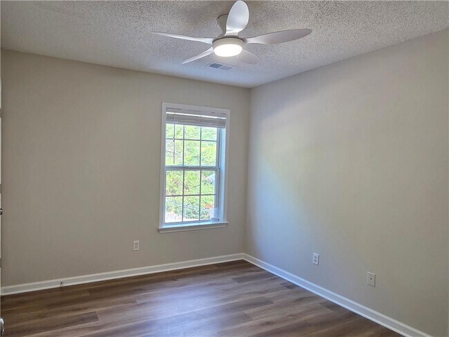 Building Photo - 137 Kenninghall Ct