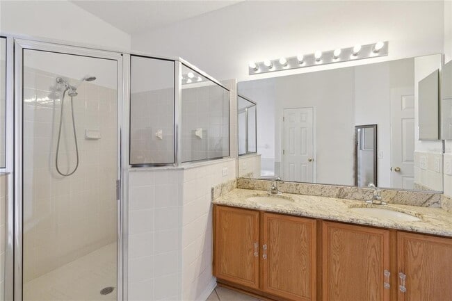 Building Photo - 325 Azincourt Ln