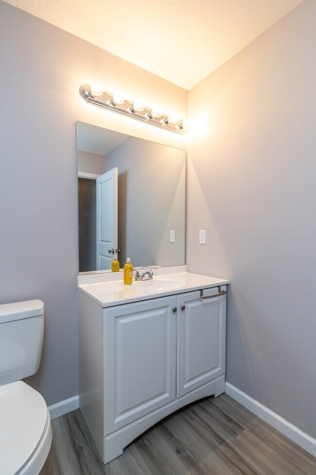 Building Photo - 524 Midlake Dr NE