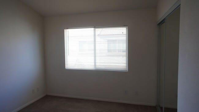 Building Photo - Beautifully designed 2Bed/2Bath/2Car Townhome located in Summerlin