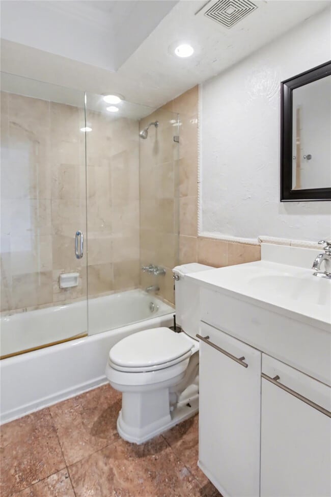 Building Photo - 3000 Riomar St