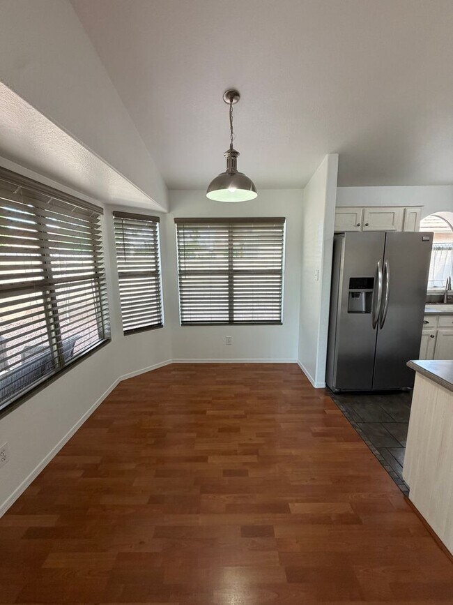 Building Photo - Stunning 3 bedroom, 2 bath home