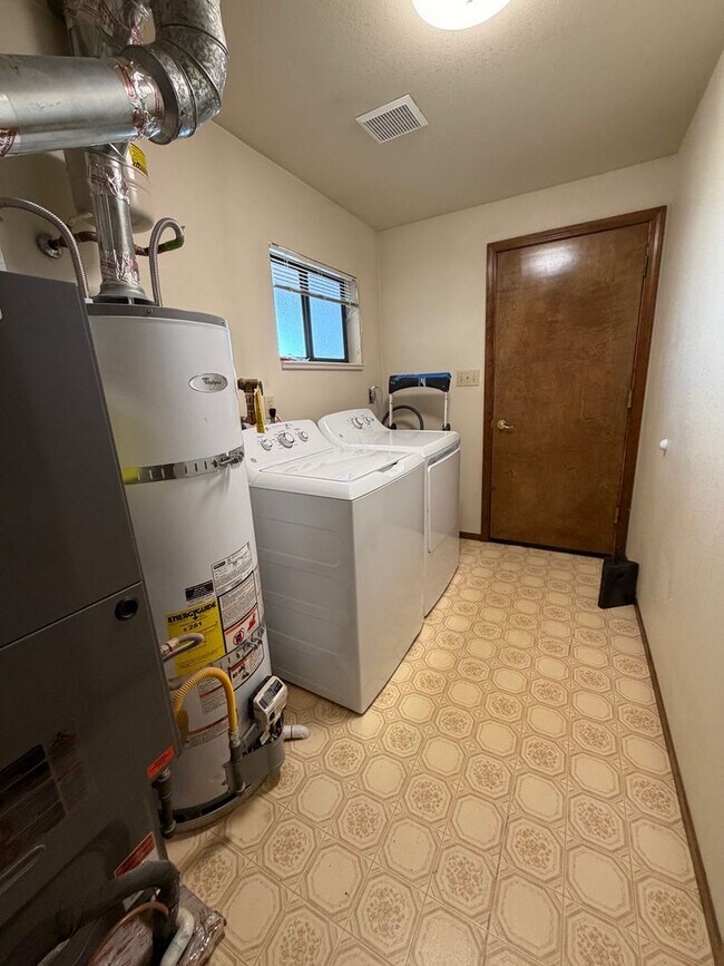 Building Photo - 2988 Pinebrook Dr