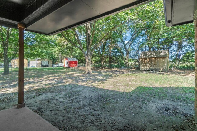 Building Photo - 910 Willow Dr