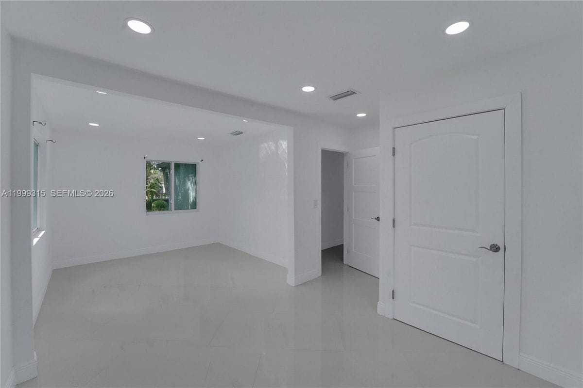 Building Photo - 1137 SW 8th Ave