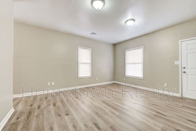 Building Photo - 2105 N Lottie Ave