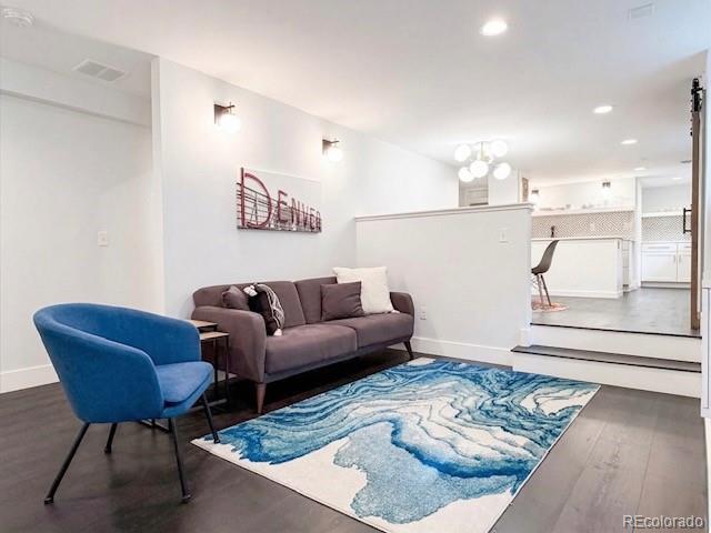 Building Photo - 736 York St