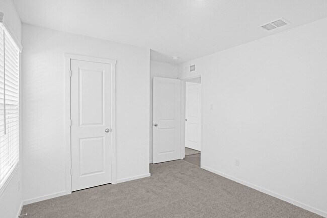 Building Photo - 730 Pawpaw Dr