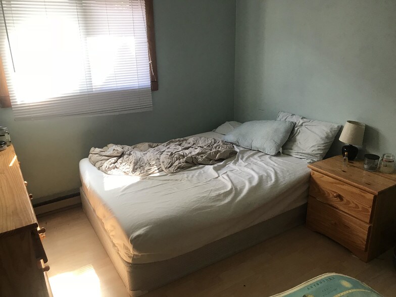 Bedroom - 546 W Doty St