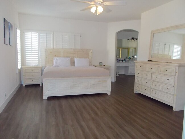 Building Photo - Stunning Fully Remodeled Luxury Home in Peccole Ranch