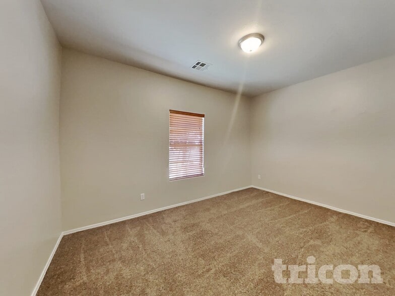 Building Photo - 2097 E Paso Fino Dr