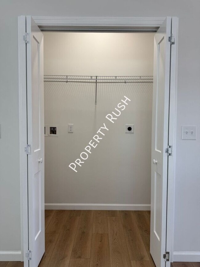 Building Photo - 1852 Wilberforce St