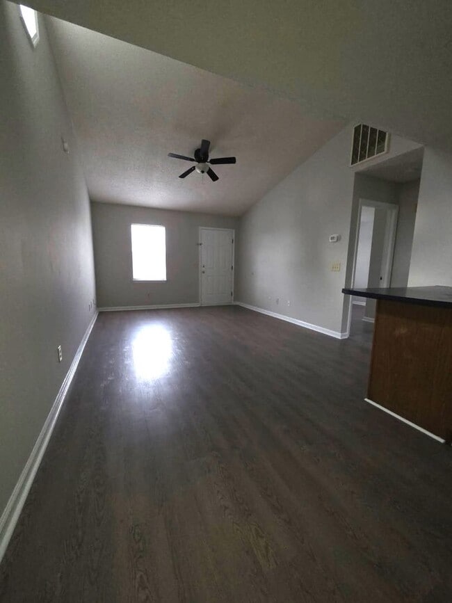 Building Photo - 309 E Spruce St