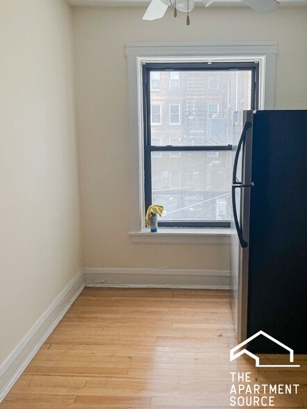 Building Photo - 514 W Cornelia Ave