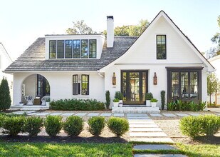 Building Photo - "Charming 2-Bedroom Oasis with 2.5 Baths i...