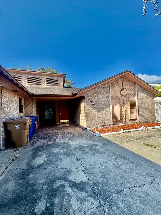 Building Photo - 5909 Golden Canyon Dr