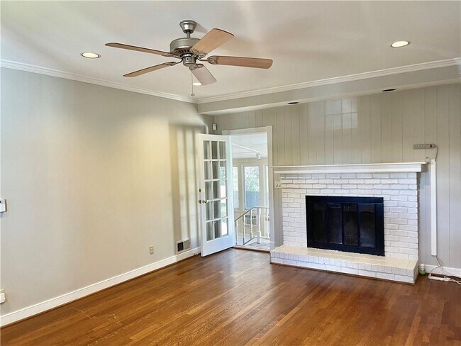 Building Photo - 119 Woodlawn Dr NE