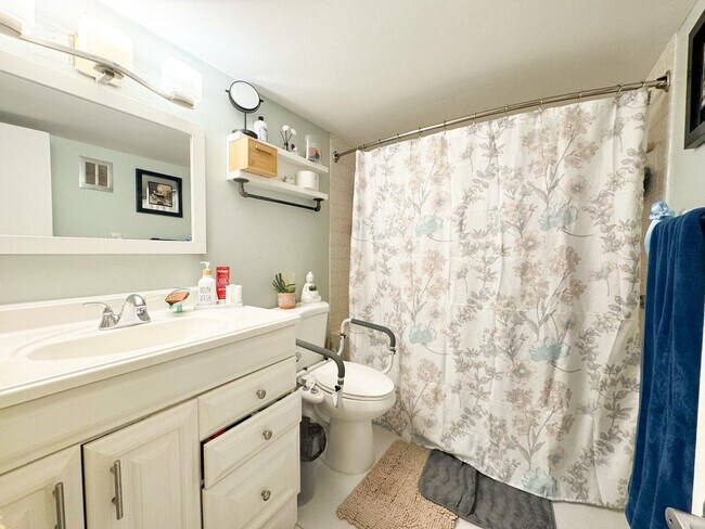 Building Photo - 124 NE 19th Ct