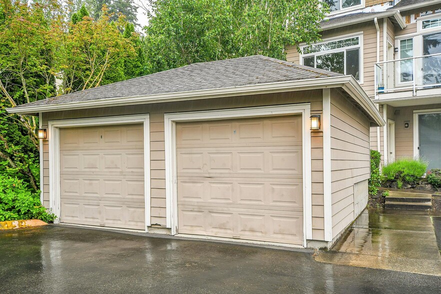 Building Photo - 3500 E Lake Sammamish Pky SE