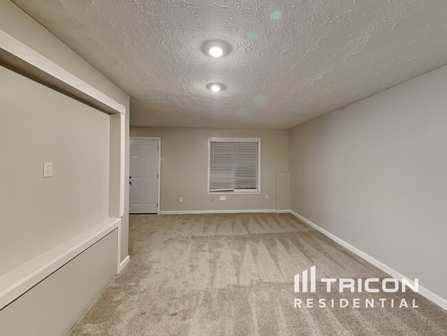 Building Photo - 5723 3 Lakes Dr