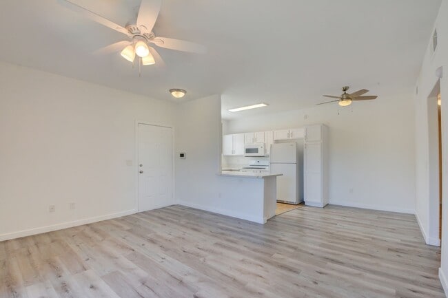 Building Photo - CLEAN, move in ready~GATED and super COMMUNITY!