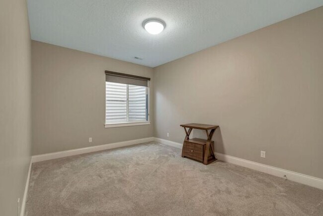 Building Photo - Upmarket Townhouse in Sought After Holladay City