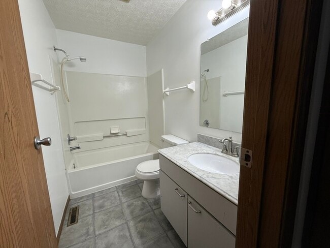 Building Photo - 2 Bedroom, 1 Bath Condo in Blacklick