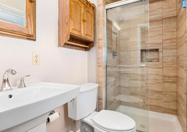 Bath 1 - 6836 Brentwood St